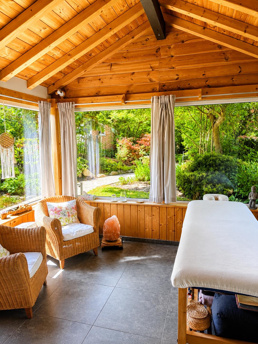 Massageliege mit Rattansesseln und Himalaya-Salzlampe